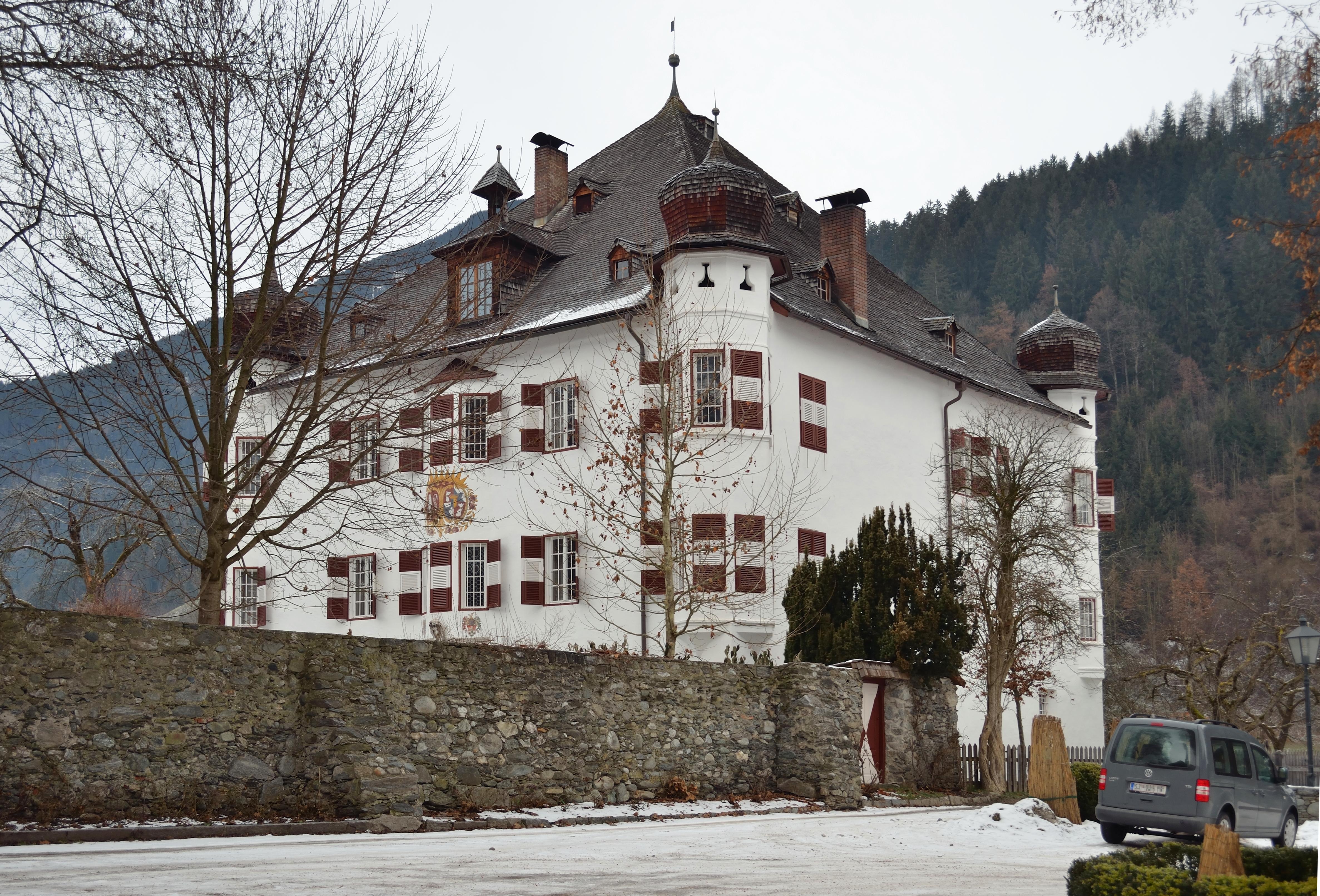 Schloss Stumm und Hofraum